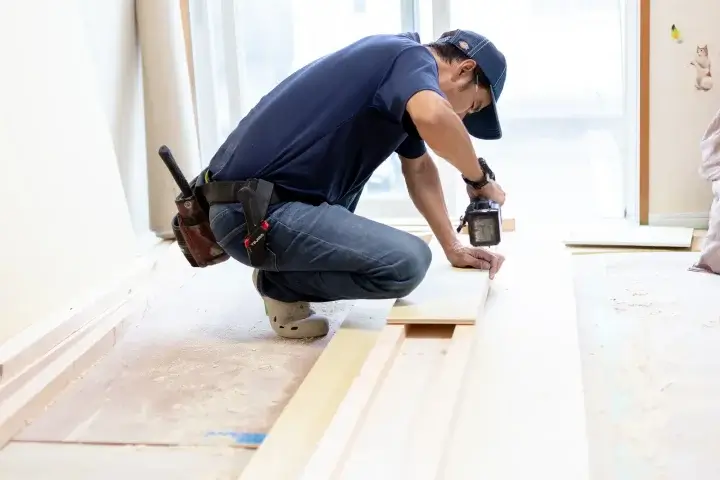 工務店のLLMO対策を内製するか外注するかの判断基準は?