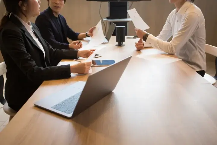 AIO対策を外注するか自社で進めるかはどう判断すればいい?